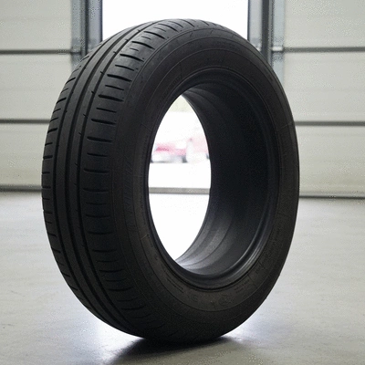 Gros plan sur la bande de roulement d'un pneu d'occasion, montrant une bonne profondeur et aucun dommage visible.