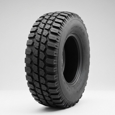 Pneu tout-terrain avec des sculptures profondes sur un fond neutre