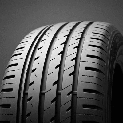 Gros plan sur un pneu de voiture de haute qualité avec une bande de roulement propre et un fond flou