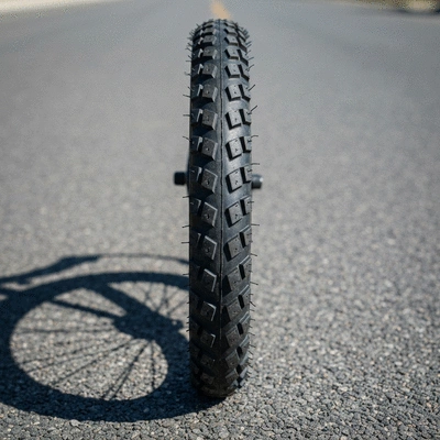 Gros plan sur un pneu de vélo avec une bonne bande de roulement